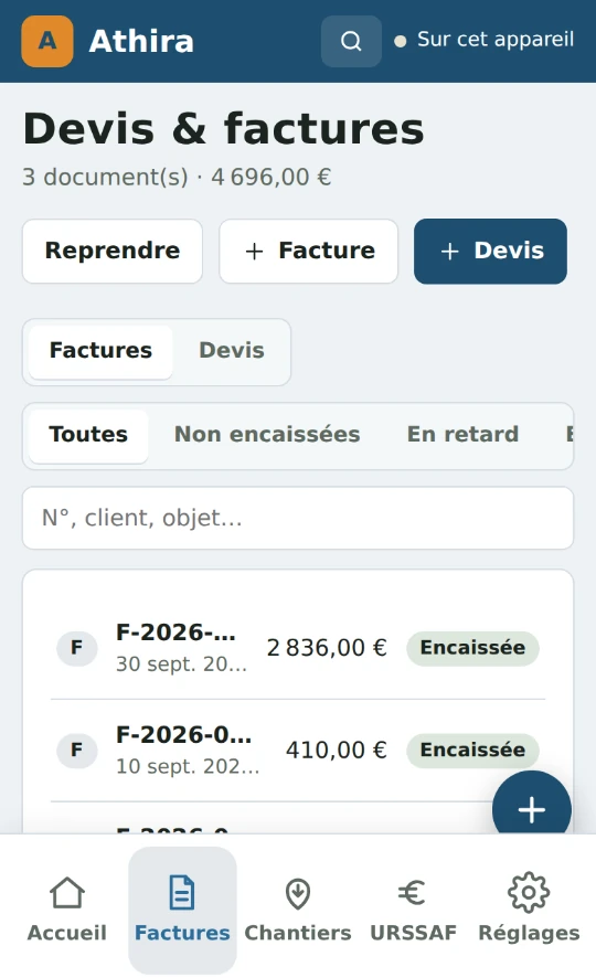 Écran Devis et factures d’Athira sur téléphone : liste des factures et de leur statut.